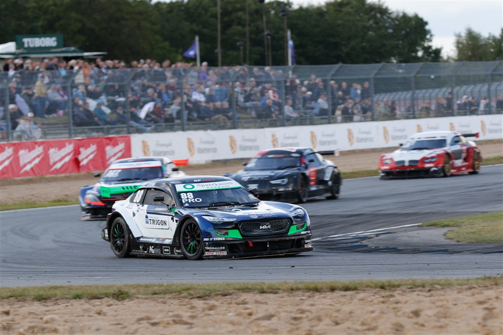 >#88 Jakob Steffensen & #327 Alex Maansen i Super GT - Nymark Racing Academy tænder lygterne.
(Foto: Motorsporten.dk)